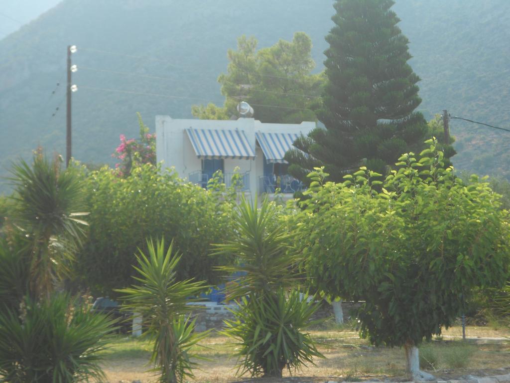 Mouragio Studios Tirós 外观 照片